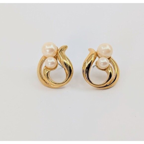 Vintage Avon Earrings Faux Pearl Gold Tone Swirl Classic Timeless - Picture 4 of 8